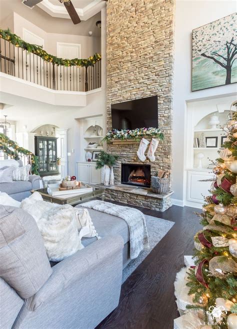 21 Beautiful Ways To Decorate The Living Room For Christmas