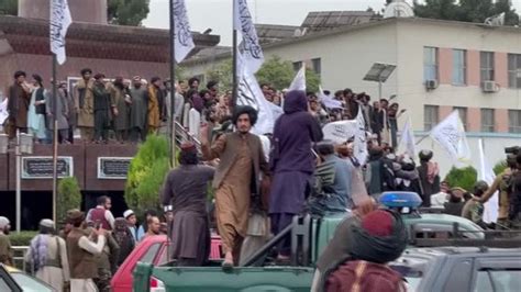아프간 장악 1년 자축하는 탈레반과 부르카를 강요받는 여성들 네이트 뉴스