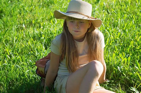 Gambar Alam Orang Menanam Gadis Hiking Halaman Rumput Padang Rumput Bunga Musim Panas