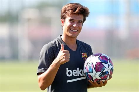 He made his debut with barça b. Dit is waarom Riqui Puig voorlopig nog moet toekijken bij ...