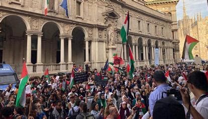 Manifestazione pro Palestina e fiaccolata in solidarietà a Israele