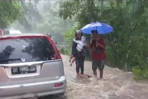 Kawasan Senggigi Diterjang Banjir Dan Tanah Longsor Pos Bali