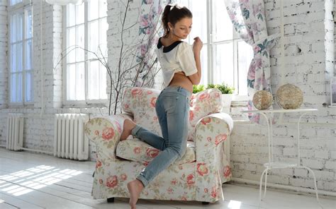 Chair Model Armchairs Kneeling Ponytail Back Jeans Women K Barefoot Foxy Di Lifting