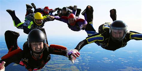 5 Reasons Why 4-way Formation Skydiving is Great | Skydive Orange