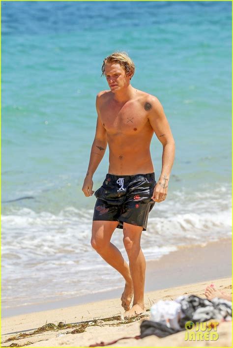 Cody simpson does want a girlfriend but he thinks he would struggle with making her happy because they would spend little time together because of traverling!<3 love you cody. Cody Simpson Shows Off Shirtless Body with Girlfriend ...