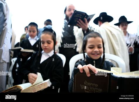 Los Niños Judíos Rezando En El Kotel Fotografía De Stock Alamy