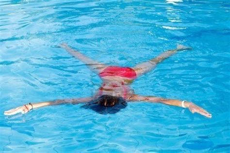 Aprendí A Nadar Aprender A Nadar Flotando En El Agua Flotando