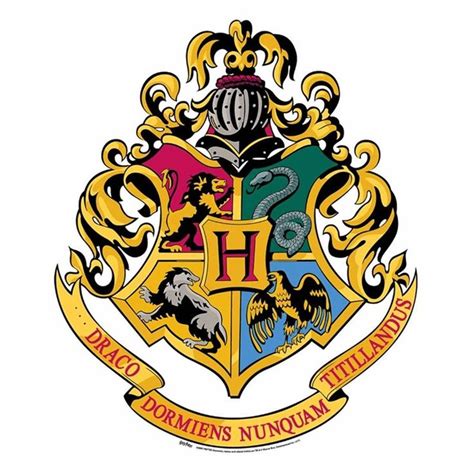 Los estudiantes de hogwarts son asignados a una de estas cuatro casas: Decoración de Pared Escudo Hogwarts 61cm | Miles de ...