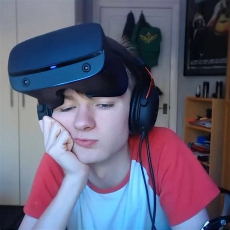 The dsmp members making an angst lore stream then jumping to mr beast's 100k challenge and just having fun as friends. wilbur soot & tommyinnit pictures - tommyinnit adorable ...