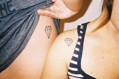 Check various ideas for couple tattoos in our gallery. 60 Tatouages romantiques pour couples d'amoureux et copains