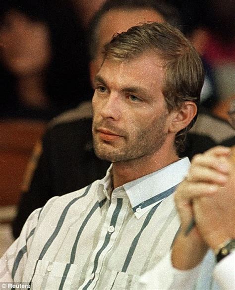In addition to photo albums full of pictures of body parts, the. Casa onde o serial killer Jeffrey Dahmer passou a infância ...