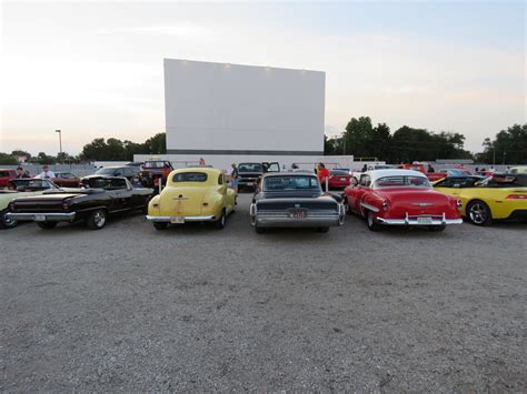 10 Drive In Movie Theaters In Illinois That Are Old Fashioned