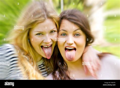 Zwei Mädchen Die Zunge Heraus Stockfotografie Alamy