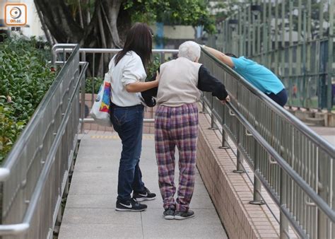 百白破三联疫苗（英語：diphtheria tetanus pertussis vaccine, dpt，港澳台译为白喉破傷風百日咳混合疫苗），是指百日咳、白喉、破伤风混合的疫苗（三合一疫苗）。 逾20間疫苗接種中心月底分階段啟用 長者陪同者可同場接種｜即時新聞｜港澳｜on.cc東網