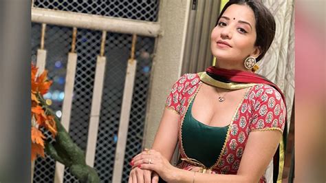 मोनालिसा ने डीप नेक टॉप में इंटरनेट पर मचाई सनसनी क्लीन बोल्ड हुए फैंस bhojpuri actress