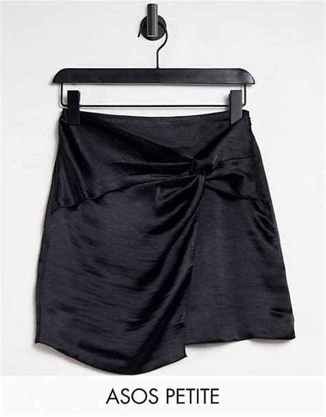 Minifalda negra con diseño cruzado y detalle de nudo de satén muy