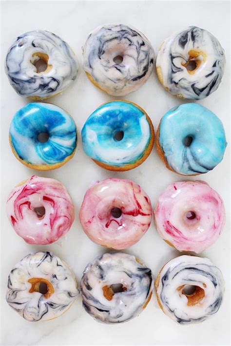 They are sometimes made with chocolate, champagne, custard, mocha, or advocaat filling, or with no filling at all. Mini Donuts backen mit Marmormuster: Einfaches Party ...