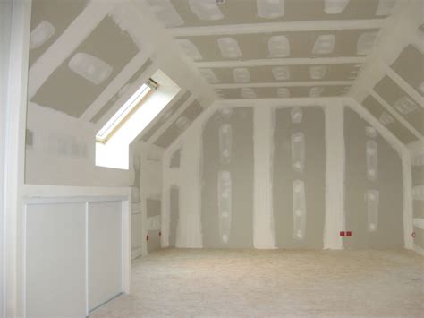La surface (mur, plafond) et le type de peinture (acrylique, glycéro) va influer sur le coût du chantier. Techni combles à St pryve st mesmin
