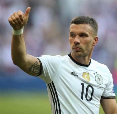 Podolski führte den weltmeister als kapitän aufs feld. sp-Fußball-WM-2018-WC-2018-DFB-England-Podolski-Abschied ...