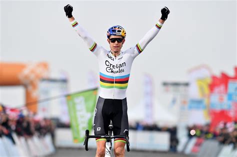 Wout van aert (born 15 september 1994) is a road racing cyclist who competes internationally for belgium. Vriendin Wout Van Aert slaapt traditiegetrouw in trui van ...
