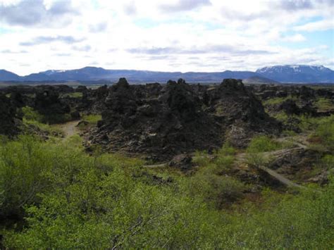 Vulkanické jevy jsou založené na stoupání horkého magmatu ze spodních do horních vrstev planety, přičemž nakonec se magma vyvalí na povrch (jak souš, tak oceán) a stane se lávou. Fotografie - Jezero Mývatn a okolí - Island-info.cz