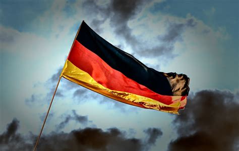 La bandera es tricolor y consta de tres franjas horizontales de igual tamaño de colores negro, rojo y dorado. La bandera de Alemania, su historia y su significado