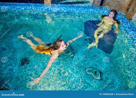 belle fille deux avec de longs cheveux appréciant dans la piscine dans la station thermale ou le