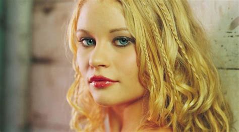 emilie de ravin lip photoshoot emilie de ravin beautiful people most beautiful beautiful