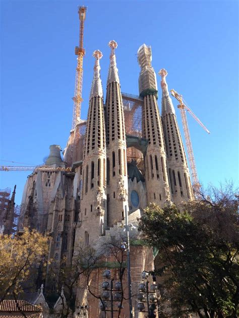 The basílica de la sagrada família, also known as the sagrada família, is a large unfinished roman catholic minor basilica in the eixample district of barcelona, catalonia, spain. Sagrada Família Barcelona: tudo sobre a igreja mais famosa ...