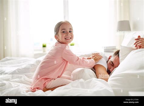 Petite Fille Se Réveiller Son Père Dormir Dans Son Lit Photo Stock Alamy