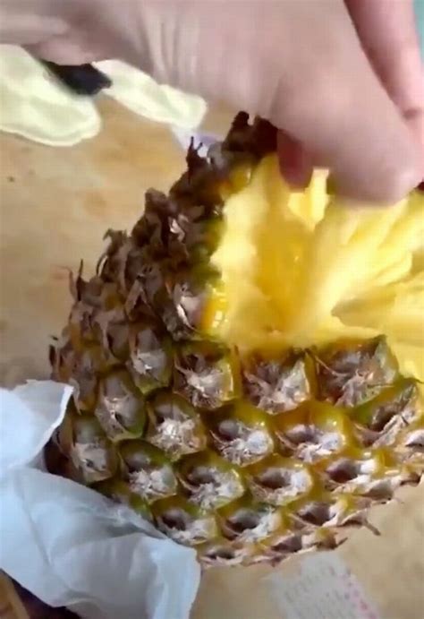 Man Reveals Weve All Been Eating Pineapples Wrong And Our Minds Are