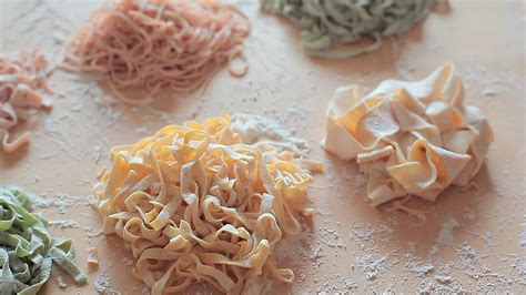 Anche la pasta all'uovo viene cotta in acqua salata (100 g di pasta 10 g di sale e 1 litro di acqua). Pasta all'uovo fatta in casa - videoricette di pasta ...