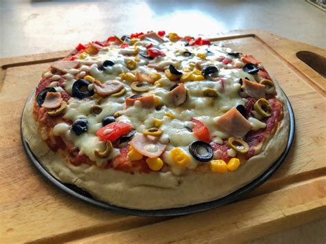 Przepis na najlepszą pizzę na grubym cieście - ChicaMala