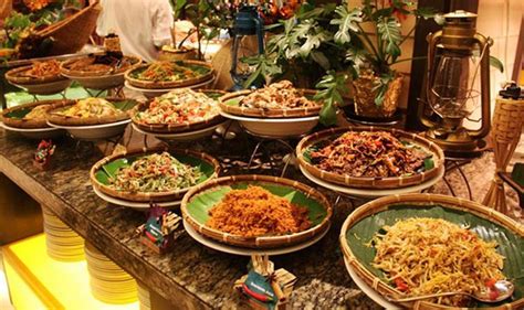 Laksa merupakan makanan yang sangat popular di malaysia.biasanya ada dua jenis , iaitu mee dan mee hoon ,rasanya pedas , china dan indonesia juga dapat berjumpa makanan ini. Makanan Malaysia Mula Popular Di Jakarta - MYNEWSHUB