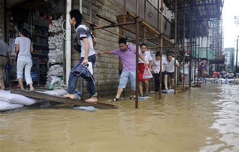 图文：行人穿过马路新闻中心新浪网