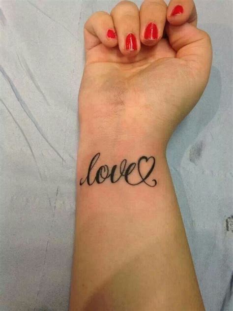 Frase Love And Corazón Tatuajes Para Mujeres
