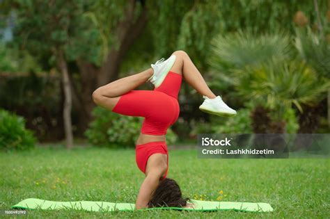 Yoga Di Taman Wanita Kulit Hitam Muda Sporty Yang Cantik Mengenakan Pakaian Olahraga Berolahraga
