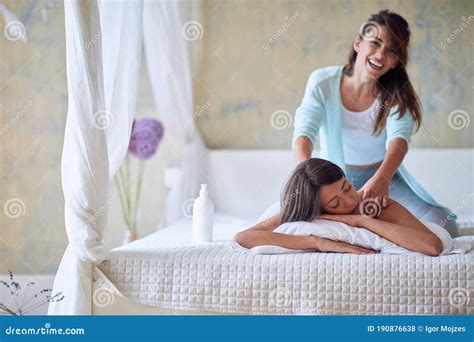 Jovem Casal De Lésbicas a Gozar De Massagem Foto de Stock Imagem de relaxado apreciar