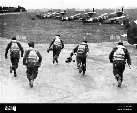 Scramble 1940 Photo Of English Fighter Pilots Scrambling For Their