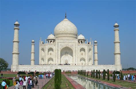 Find the tourist places in north, south and east india. 8 Most Famous Landmarks in India - Traveluto