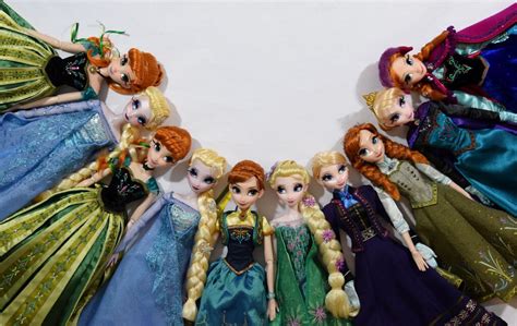 There Are Many Dolls That Are Lined Up Together
