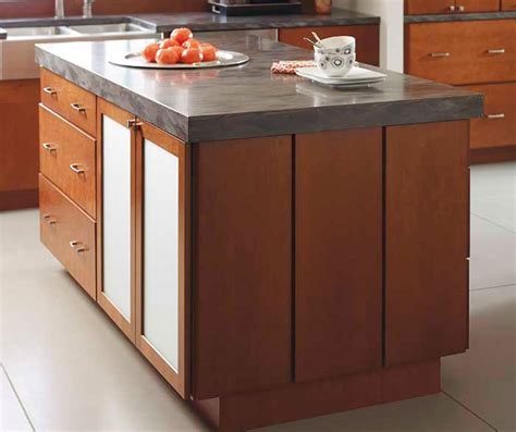 This cherry kitchen cabinets have all the space necessary for you to store your kitchen utensils. Kitchen with Cherry Cabinets - Diamond Cabinetry