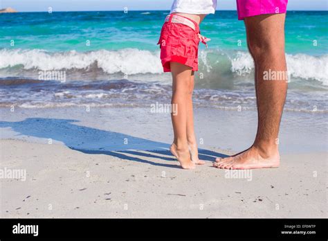 Kleine Mädchen Stehen Auf Füßen Ihres Vaters Am Weißen Sandstrand Stockfotografie Alamy