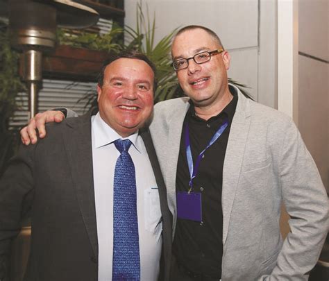 להזמנת תור לסניף הקרוב, היכנסו. מה הקשר בין נוסעים מתמידים, חכמת המונים וטלפתיה? | מעריב