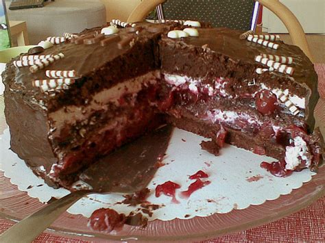 Eine springform (28 cm) fetten und den teig einfüllen. Kirsch - Schoko - Torte von SilkiMilki | Chefkoch.de