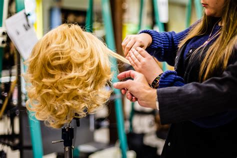 La mention complémentaire coiffure, d'une durée de 10 mois, est destinée à améliorer la technique du titulaire du cap. Livre De Coiffure Mention Complementaire - Preparer La Mc ...