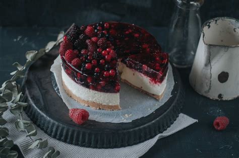 Locker leicht und fruchtig lecker! Philadelphia Torte mit Beeren - Birds Like Cake