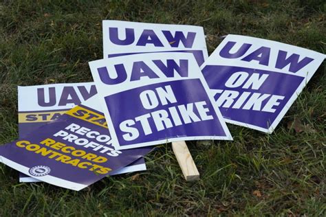 Uaw Ratifies Contract Agreement With The Detroit Big Three The