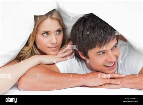 Hombre Y Mujer Descansando Su Cabeza En Sus Manos Y Mirando Hacia El Lado Sonriente Fotografía