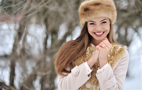 Обои зима взгляд девушка снег лицо улыбка настроение шапка руки